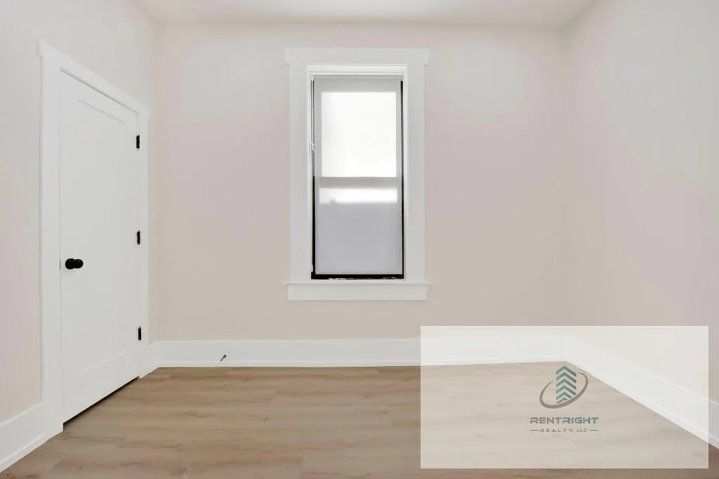 944 N Damen Ave — Photo 3