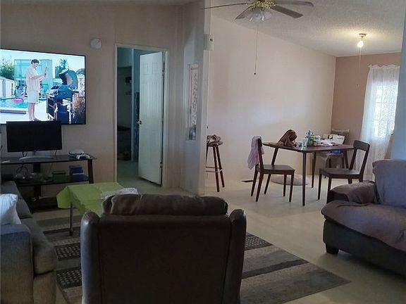 4th image of 641 W Elderberry St