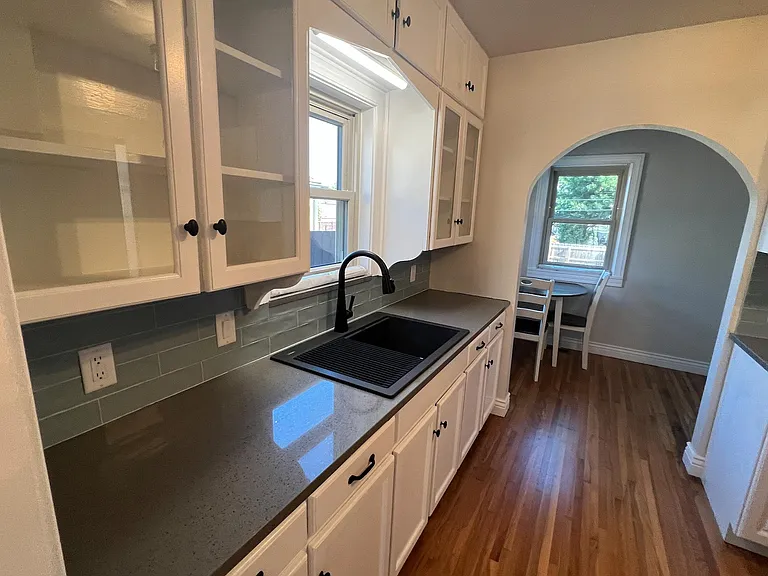 New kitchen with kitchenware!