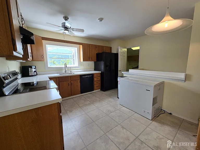 8 Glastonbury Dr — Photo 11