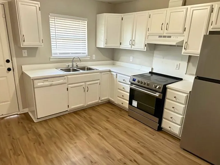 208 Watson St — Photo 2