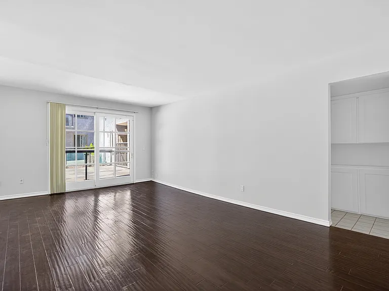 Woodman Ave Apartments — Photo 57