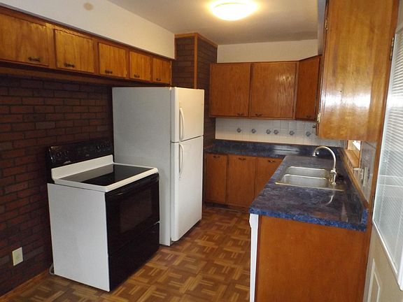4th image of 3373 Medina Ave