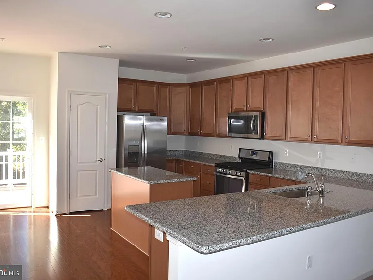 9421 Adelaide Ln — Photo 7