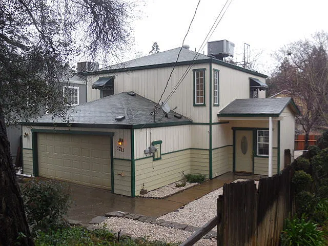 Two Story 3 Bed 2.5 Bath House In Shasta Lake City — Photo 2