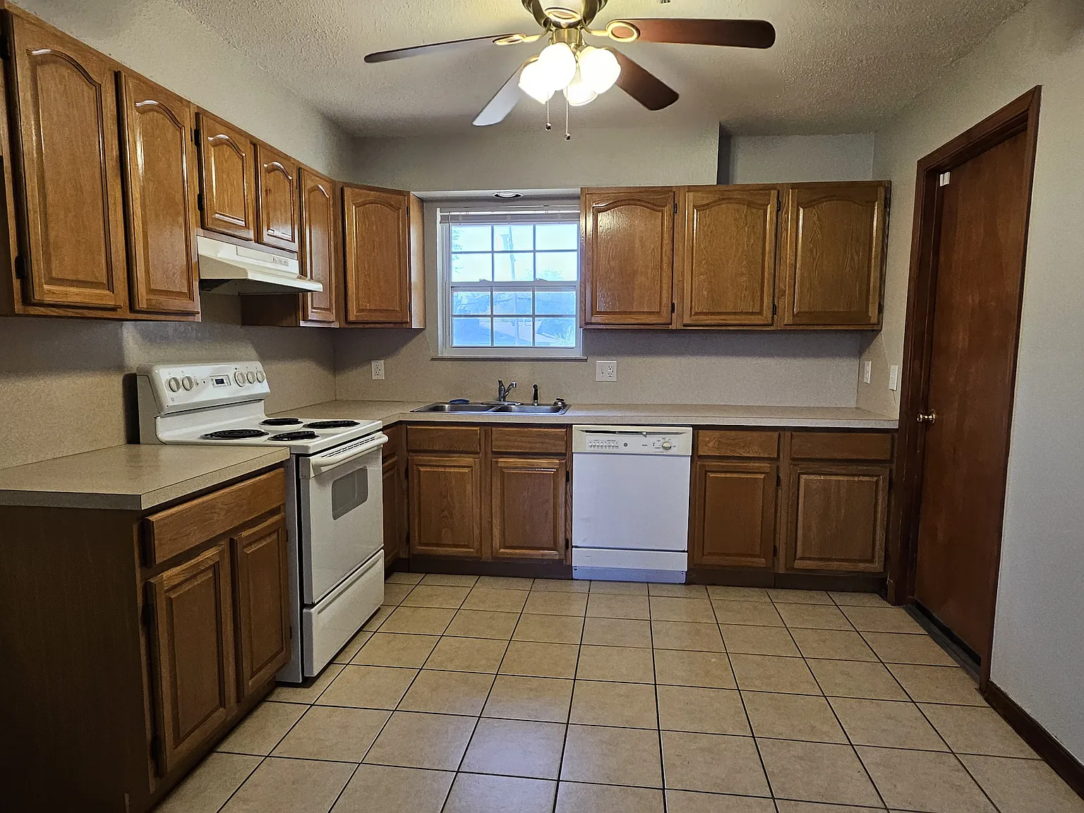 3 bed, 825 sqft, $1,075 — Photo 2
