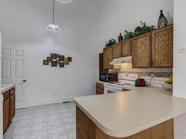11761 Lincoln St — Photo 12