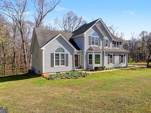 3rd image of 285 Creekside Way