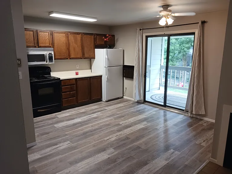 3500 Rolling Green Dr #J40 — Photo 3