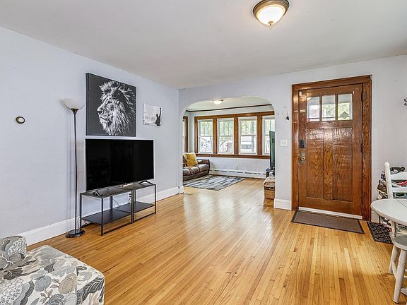 5th image of 1167 Geranium Ave E
