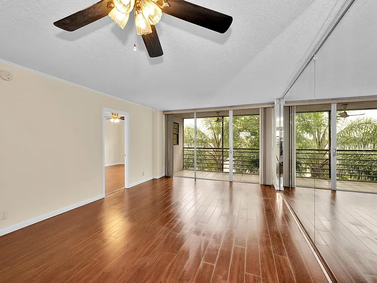 118 Royal Park Dr #4G — Photo 2