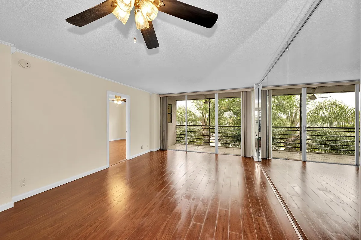 Building Photo - 118 Royal Park Dr #4G