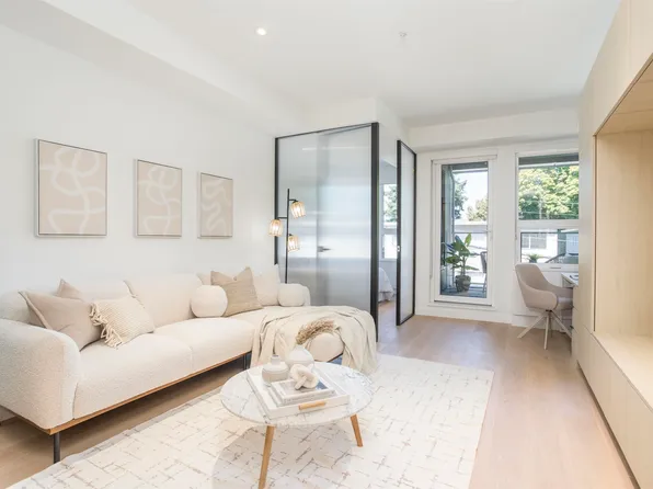 2471 Saint George St #319, Vancouver, BC V5T 3R1