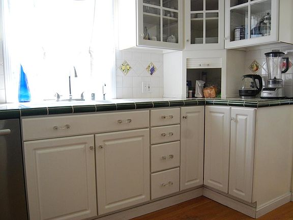 3rd image of 426 E Bellevue Ave