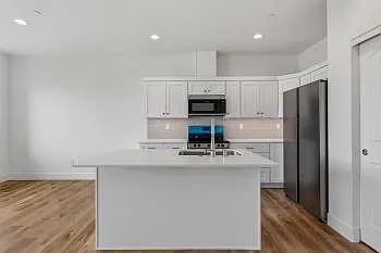 3 bed, 2.5 bath, 1651 sqft, $2,295 — Photo 3