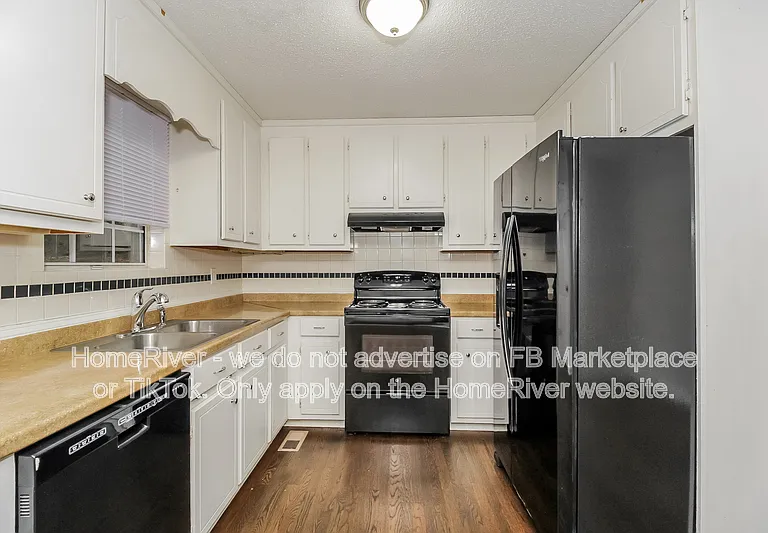 555 Browning Cir — Photo 6