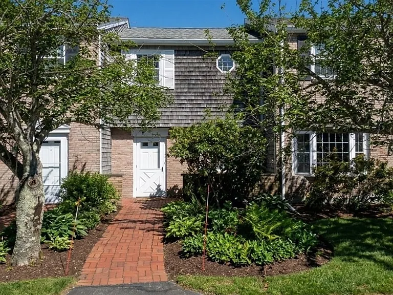 8 Captain Cook Ln #U — Photo 1