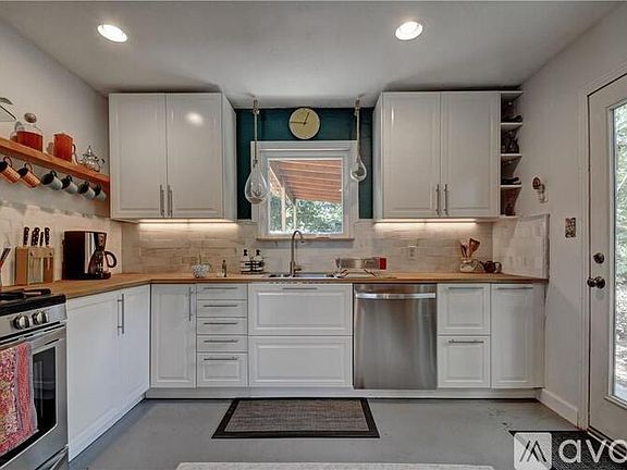 3rd image of 3207 Bengston St
