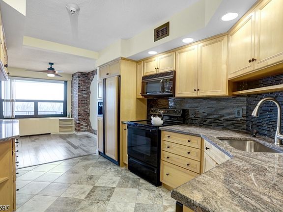 4th image of 2 Claridge Dr #5FE-511