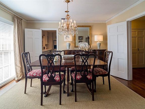 3rd image of 4642 S Versailles Ave