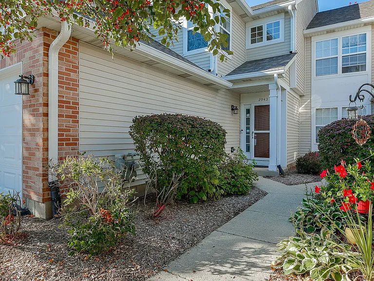2943 Kentshire Cir — Photo 2