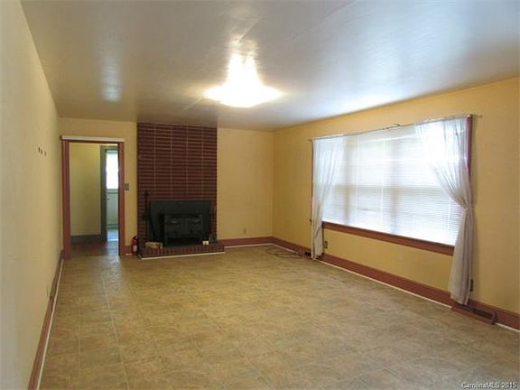 3rd image of 806 Sunset Dr