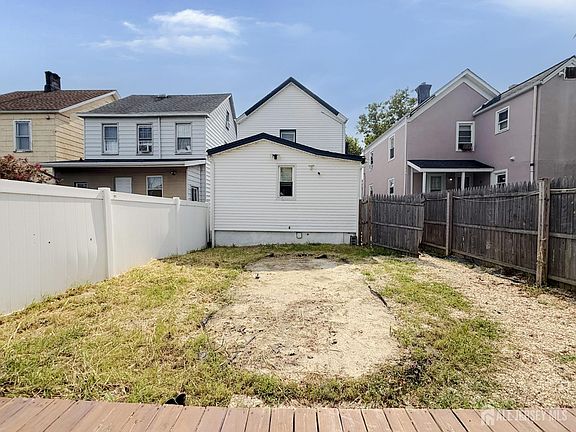 3rd image of 493 Miller St