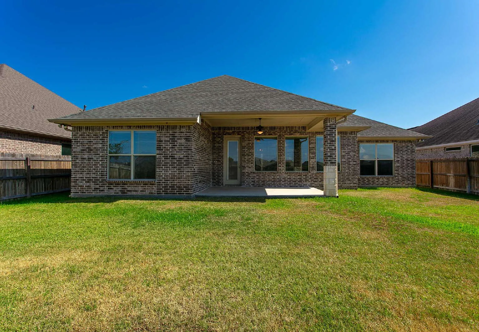 3 bed, 2.5 bath, 2112 sqft, $2,800 — Photo 3