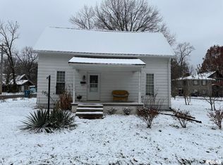 809 S Commercial St, Benton, IL 62812