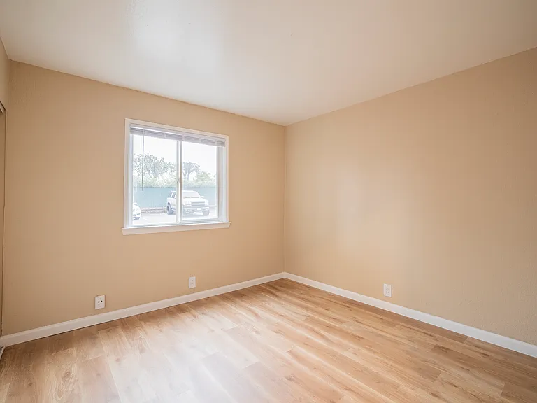 Oakridge Apartments — Photo 18
