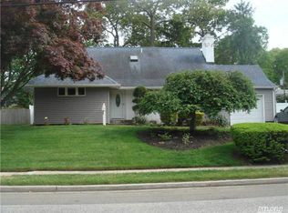 2156 Smith St, Merrick, NY 11566