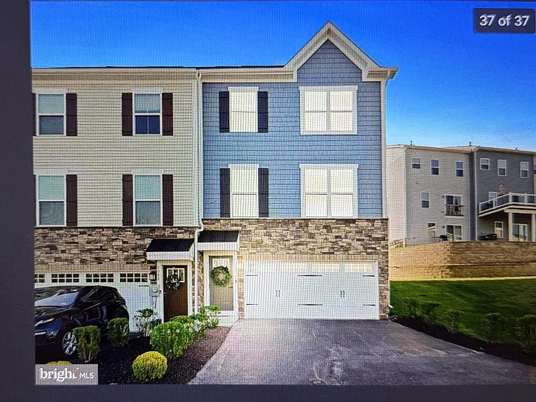 1044 Rosecroft Ln — Photo 6