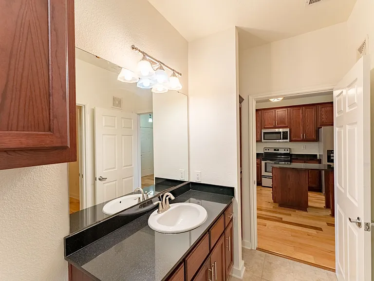 910 W 25th St #504 — Photo 18