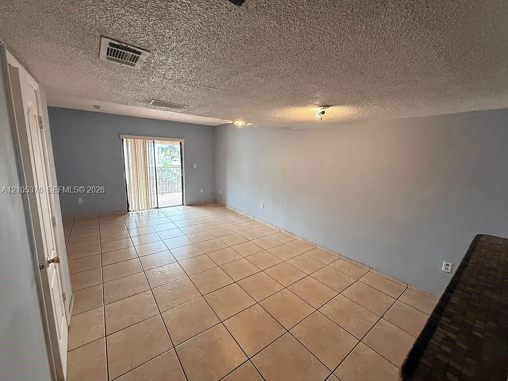 Alhambra Vi Condo — Photo 4