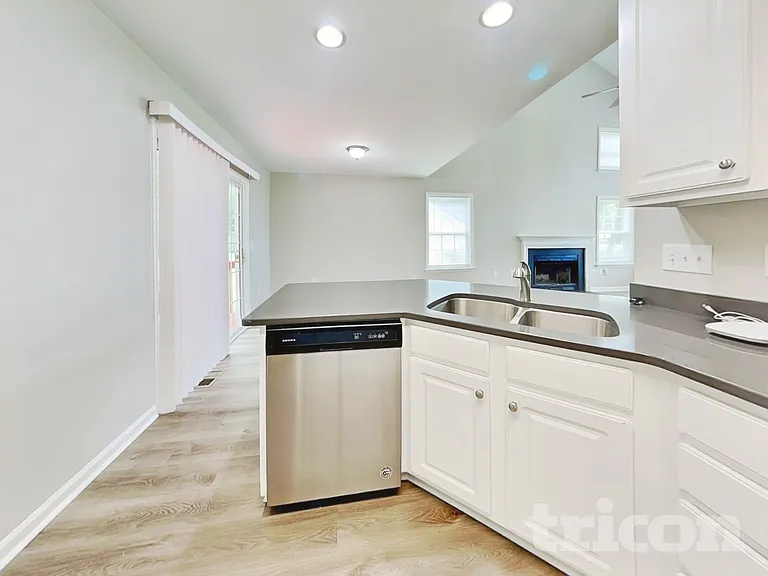 517 Parker St — Photo 8