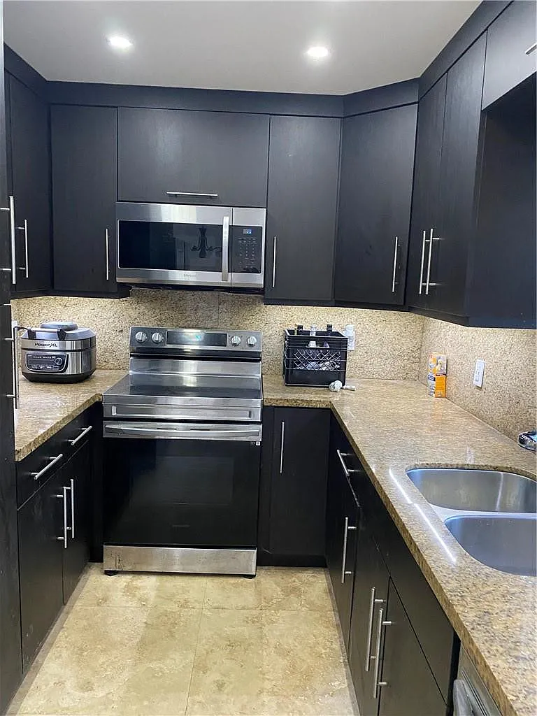3 bed, 2.5 bath, 1488 sqft, $3,100 — Photo 1