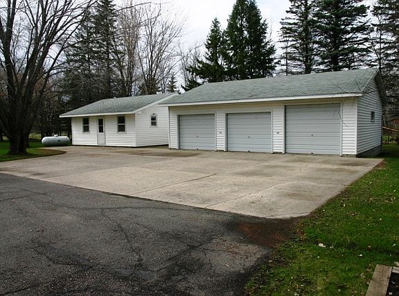 3- Stall Garage + Workshop! 