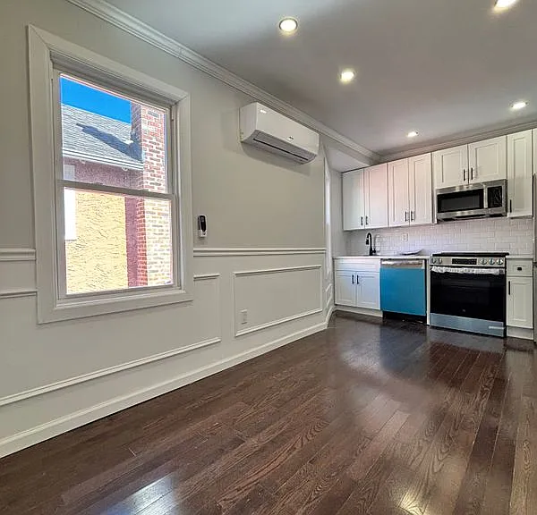 837 Penfield St — Photo 2