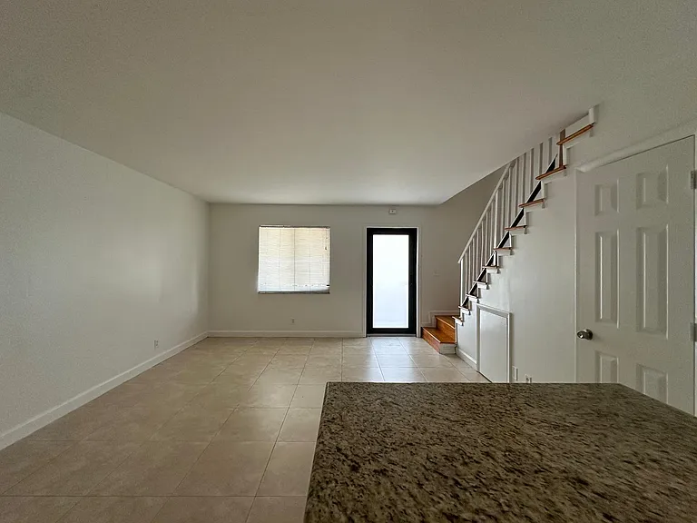 2705 NE 9th Ave — Photo 12
