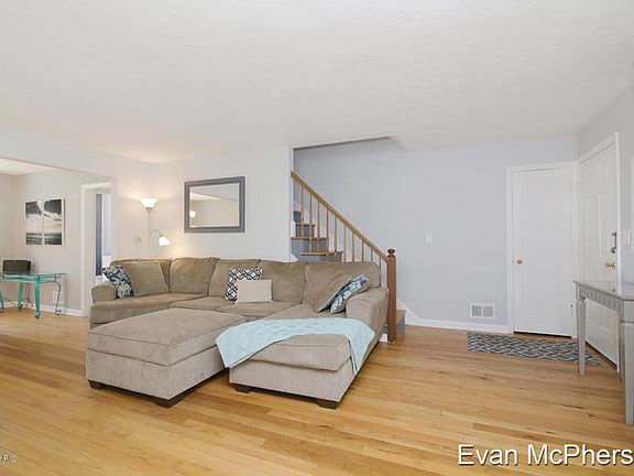 5th image of 2122 Monroe Ave NW