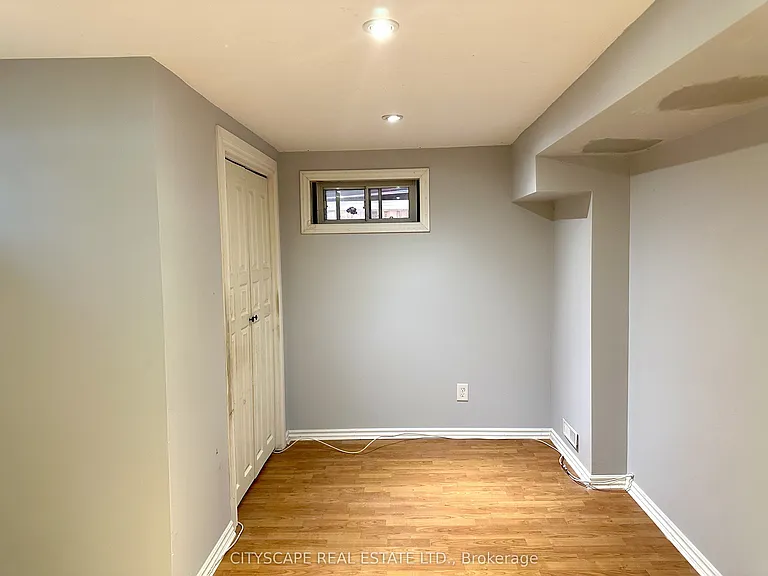 116 Rexway Dr E — Photo 20