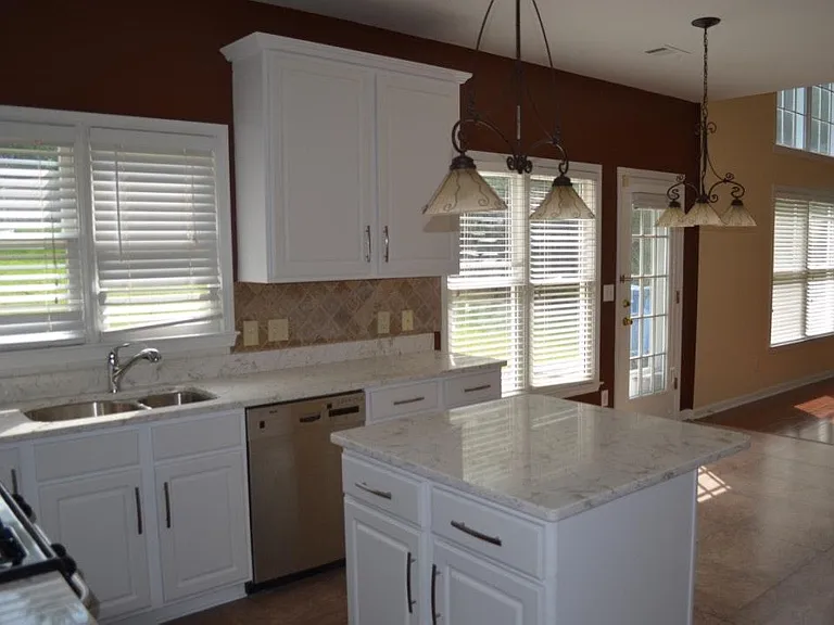 Kitchen & Breakfast area