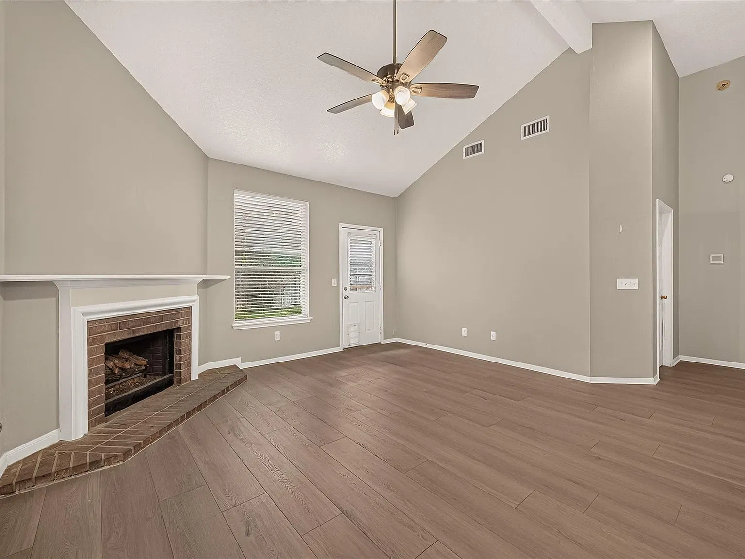 3 bed, 2.5 bath, 1914 sqft, $1,950 — Photo 4