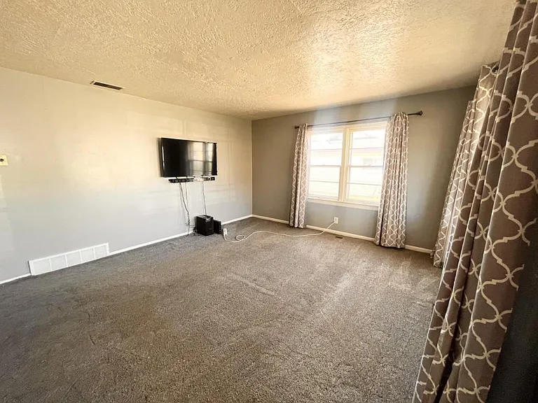 364 N Wall Ave — Photo 4