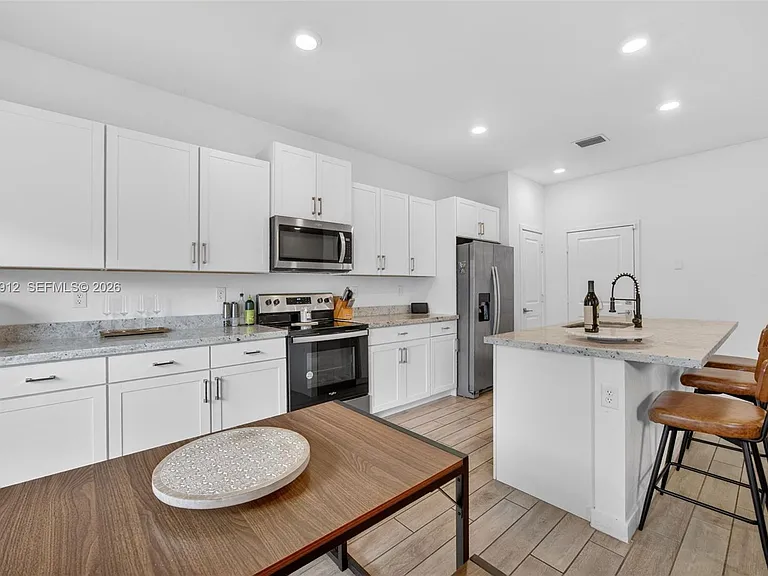 826 SE 17th St — Photo 12