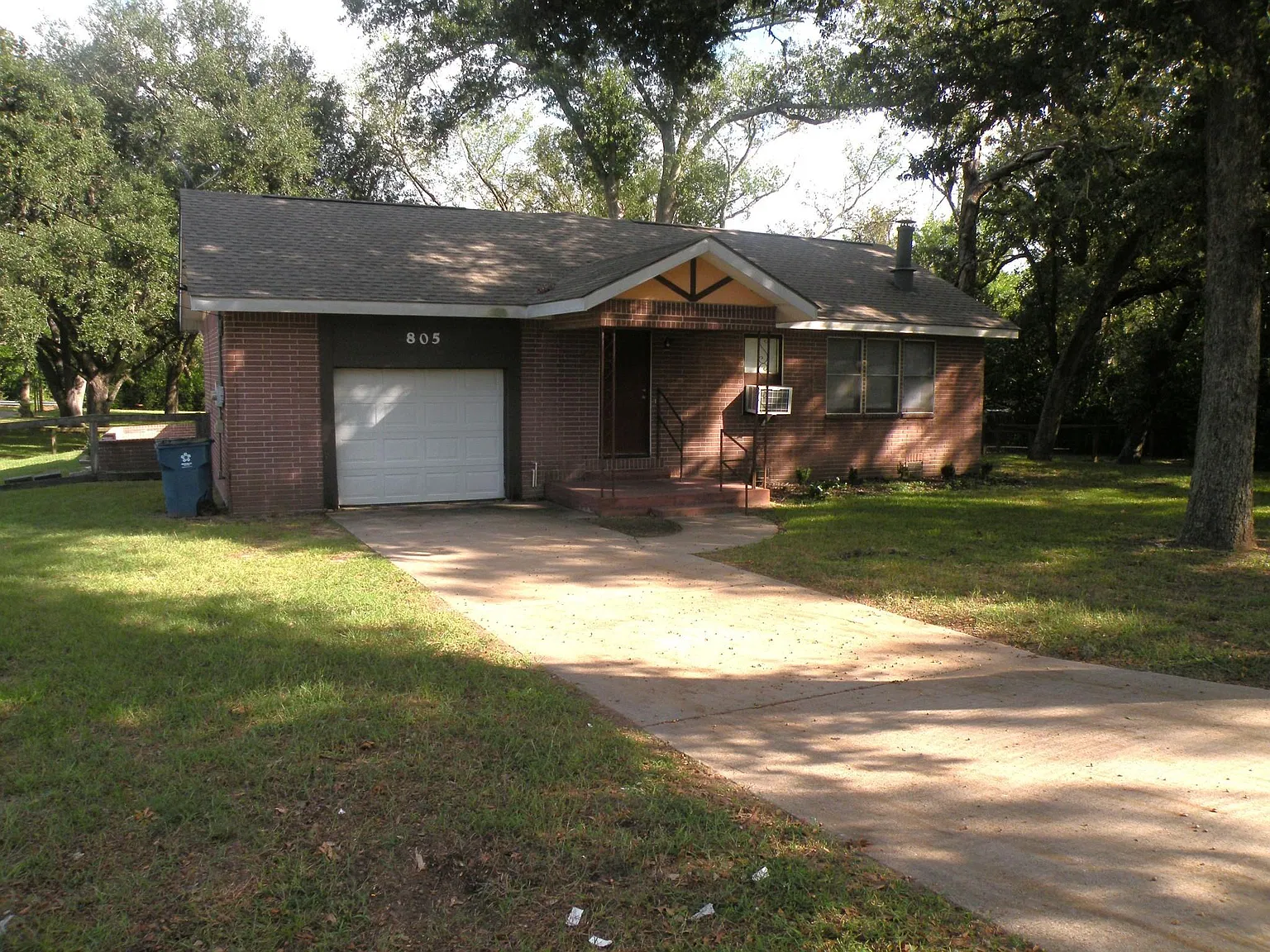 3 bed, 1.0 bath, $1,550 — Photo 2