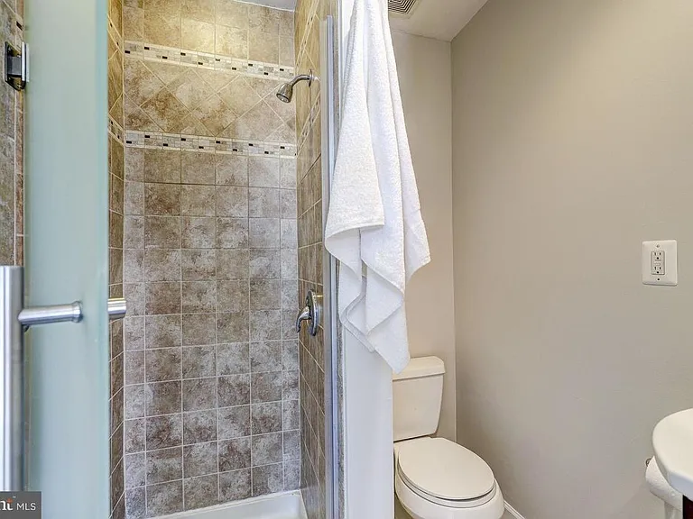 312 S Clinton St — Photo 23