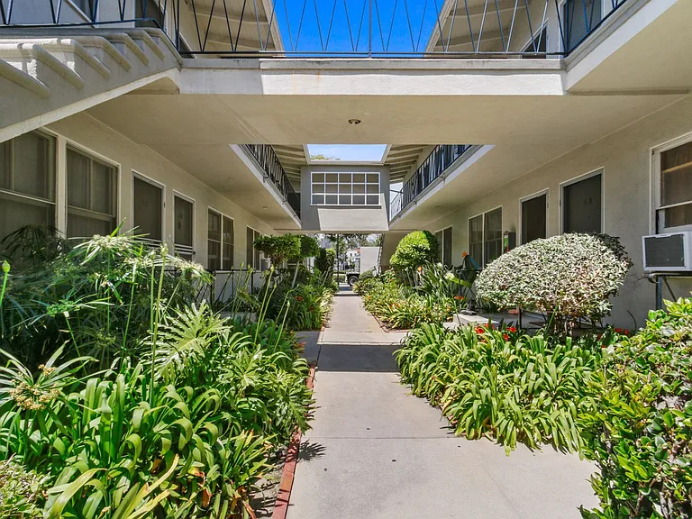 10906 Santa Monica Blvd, prime Westwood! — Photo 13