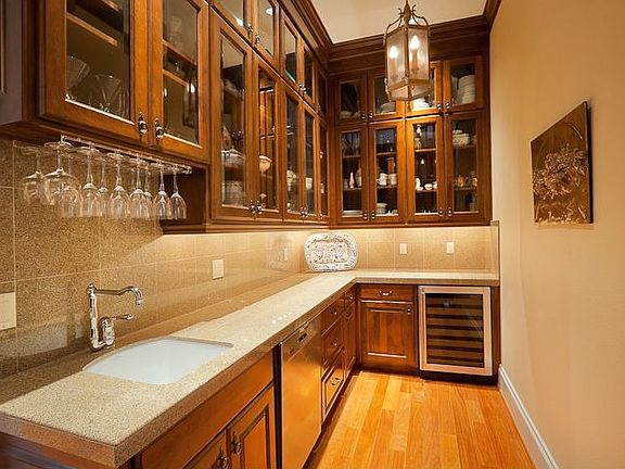 Butler's pantry 