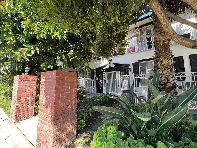 1560 N Laurel Ave — Photo 4